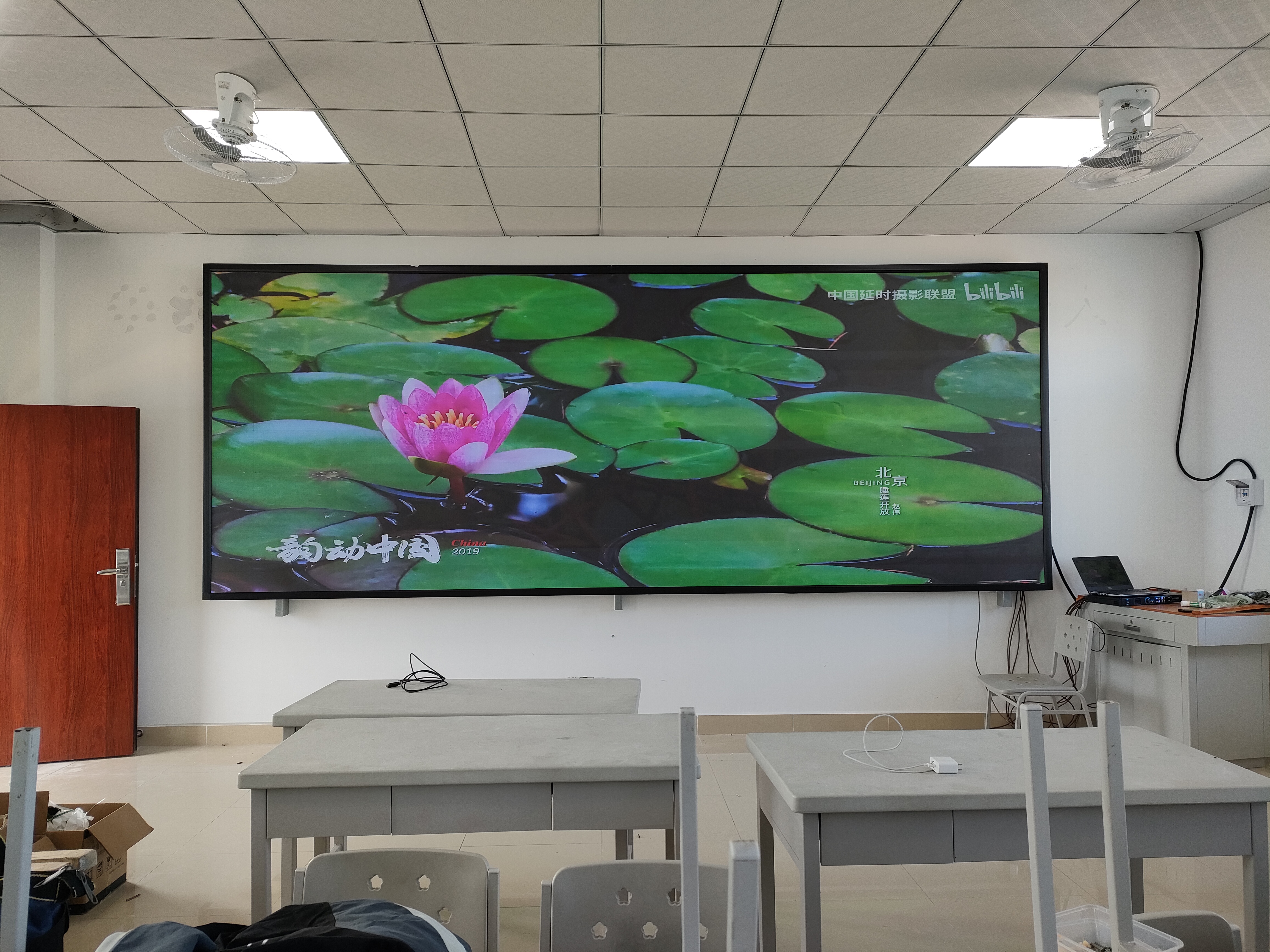 戶外屏長期暴露在陽光下，怎樣防止外殼老化和屏幕褪色？